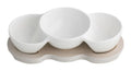 Mini entremesera de porcelana blanca con soporte de bambú natural en primer plano.