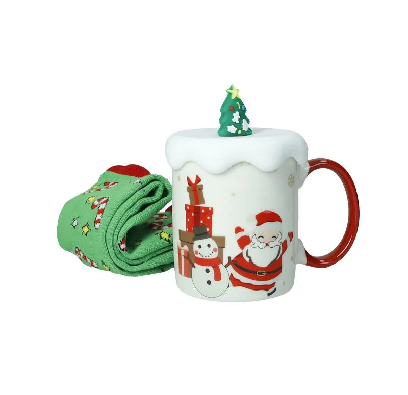 Taza blanca con tapa de silicona gris y calcetín de algodón con estampado de árbol.