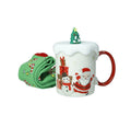 Taza blanca con tapa de silicona gris y calcetín de algodón con estampado de árbol.