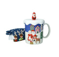 Taza de cerámica blanca con tapa de silicona roja y detalle de calcetín de algodón navideño.