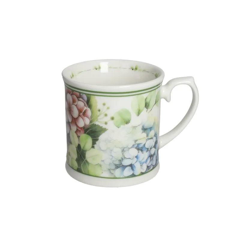 Taza de porcelana blanca de la colección Flora, con un sutil diseño floral, presentada sobre fondo liso.