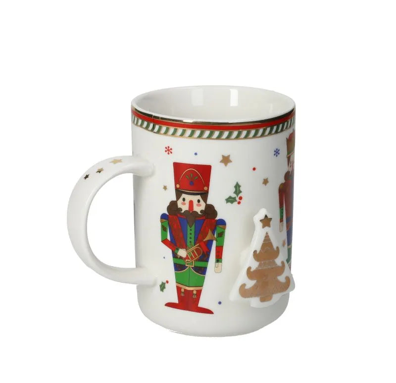 Taza Lo Schiaccianoci de porcelana New Bone China, con diseño navideño detallado, presentada sobre fondo neutro.
