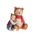 Figura decorativa de cerámica representando a una niña abrazando un osito, marca Brandani Gift Group.