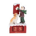 Figura de un niño con un buzón de cartas, decorado con motivos navideños, marca Brandani.
