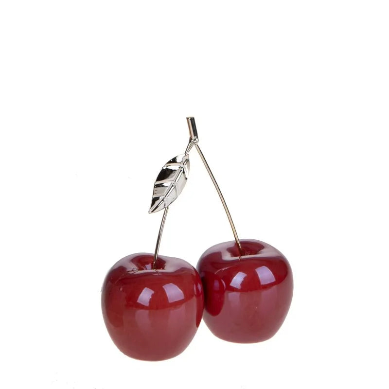 Pareja de cerezas decorativas de Brandani en color rojo, con base de 12.5 x 5.5 cm y altura de 15 cm.