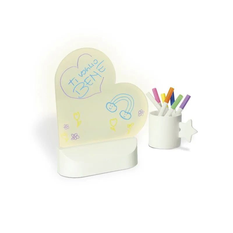 Pizarra decorativa en forma de corazón con puerto USB y espacio para notas.