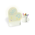 Pizarra decorativa en forma de corazón con puerto USB y espacio para notas.