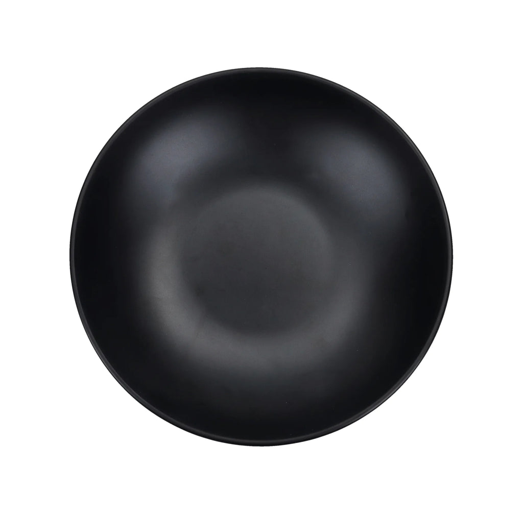 Plato hondo negro mate de melamina de 21.5 cm con borde sutil, colección Black Eclipse.