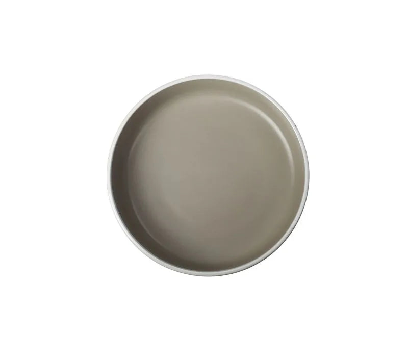 Plato hondo de gres blanco de la colección Fusion Paloma, con un diseño sutil y elegante.