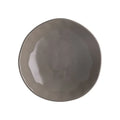 Plato hondo de gres en color gris paloma, con el nombre 'Sinfonia' grabado sutilmente.