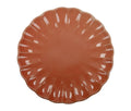 Plato llano de cerámica en color coral, diseño liso con borde sutil, perteneciente a la colección Calipso.
