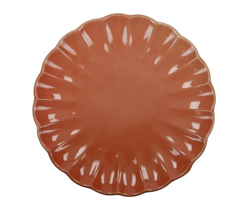 Plato llano de cerámica en color coral, diseño liso con borde sutil, perteneciente a la colección Calipso.
