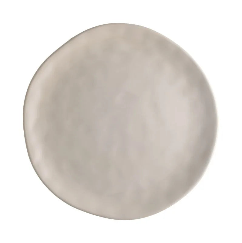 Plato llano de gres color marfil, colección Sinfonía, con un diseño sutil y elegante.