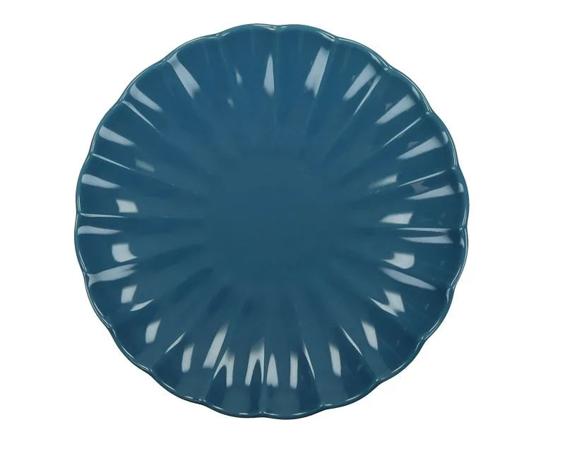 Plato de postre redondo de cerámica en color azul, con un diseño sutil en el borde, de la colección Calipso.