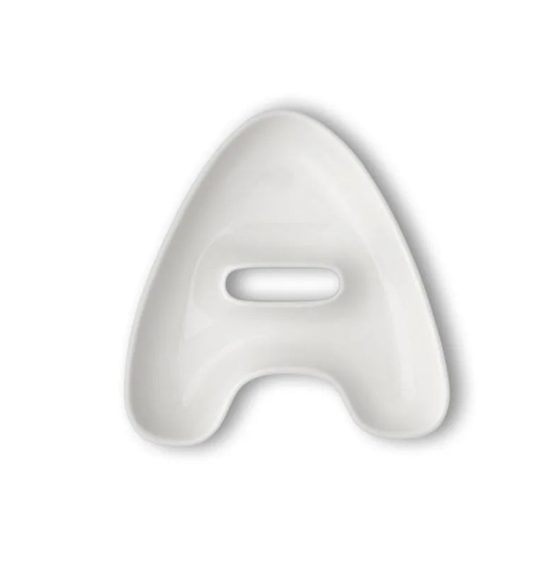 Letra A decorativa en porcelana blanca de Brandani Gift Group.