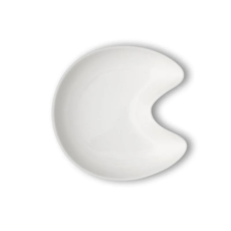 Letra 'C' decorativa de porcelana blanca, marca Brandani Gift Group, sobre fondo neutro.