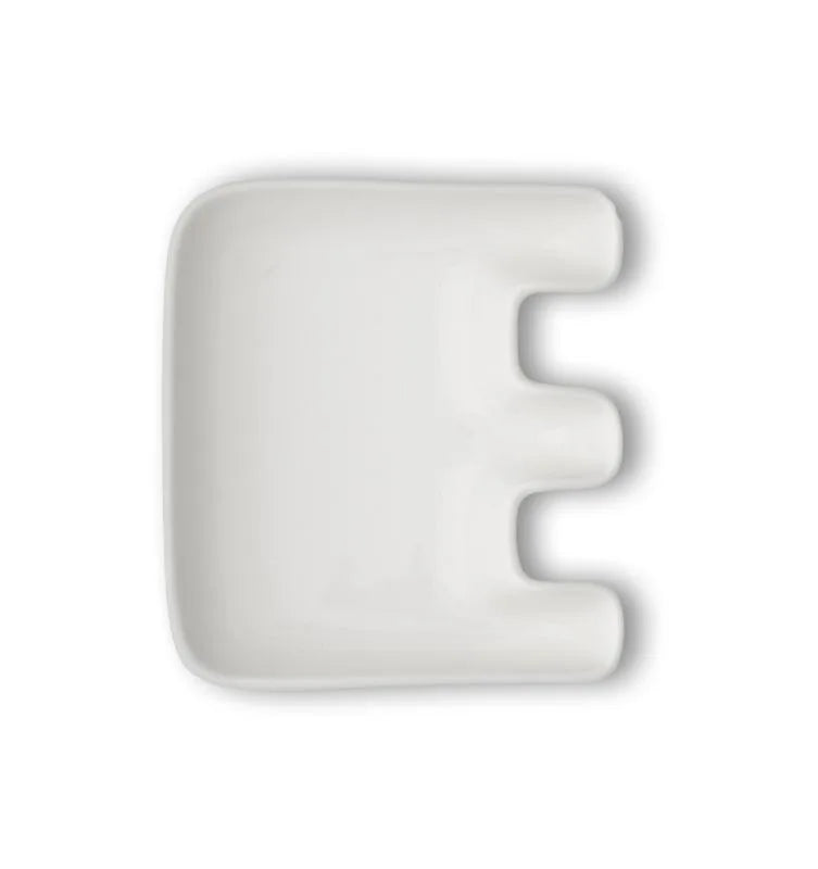 Letra decorativa "E" de porcelana blanca, con acabado liso y borde sutil.