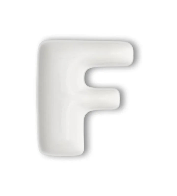 Letra F blanca de porcelana, diseño Brandani Gift Group.