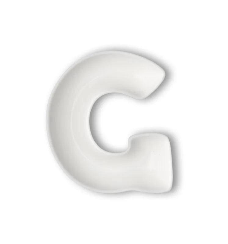 Letra 'G' mayúscula en porcelana blanca, vista frontal.