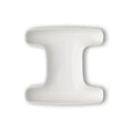 Letra 'I' blanca de porcelana Brandani sobre fondo neutro.