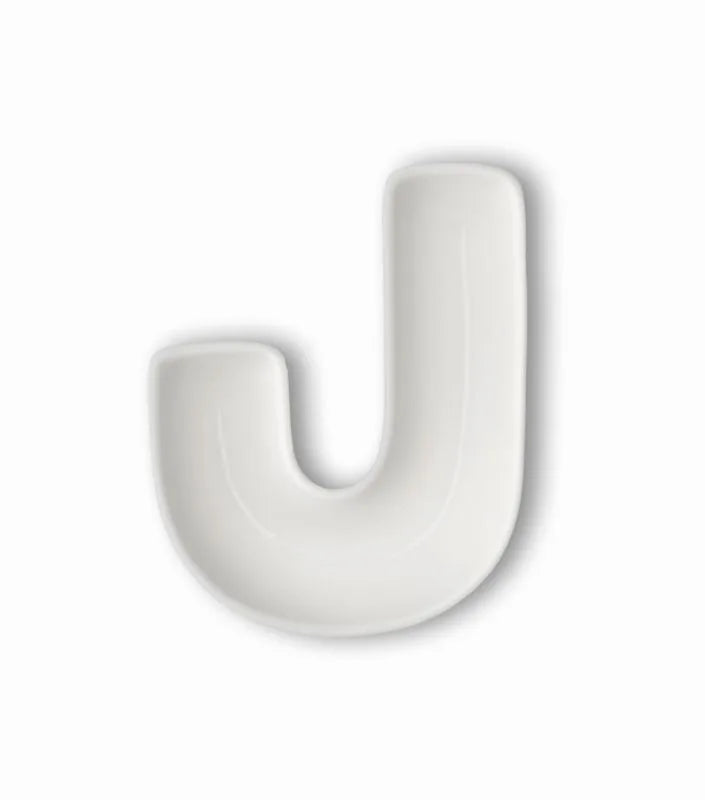 Letra 'J' de porcelana blanca, con acabado liso y base plana para apoyar, de la marca Brandani.