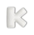 Letra decorativa "K" en porcelana blanca, vista frontal sobre fondo neutro.