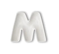 Letra decorativa "M" en porcelana blanca con acabado liso.