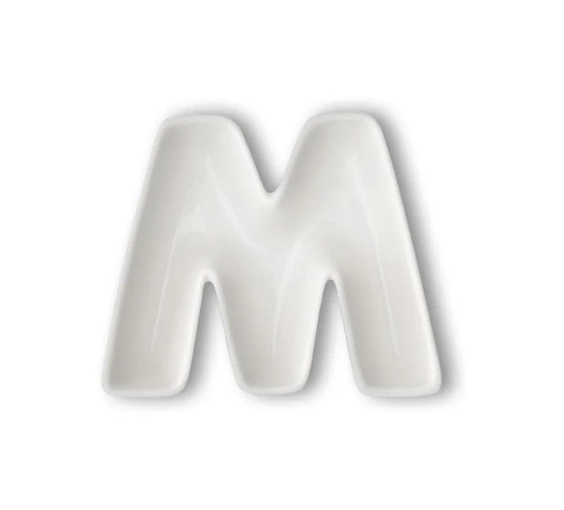 Letra decorativa "M" en porcelana blanca con acabado liso.