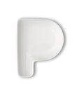 Letra 'P' de porcelana blanca sobre fondo neutro, mostrando su diseño italiano.