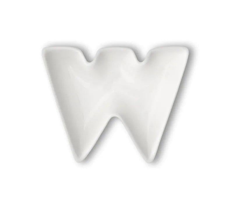 Letra 'W' de porcelana blanca, diseño italiano de Brandani Gift Group.