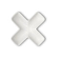 Letra X decorativa de porcelana blanca con el logo de Brandani en la base.