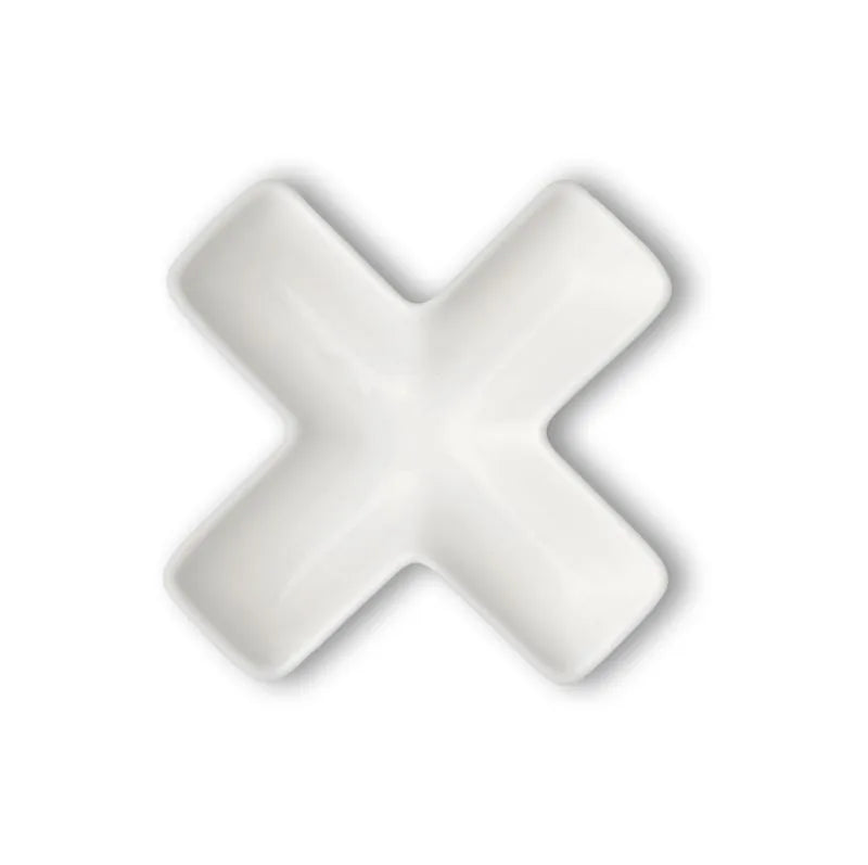 Letra X decorativa de porcelana blanca con el logo de Brandani en la base.