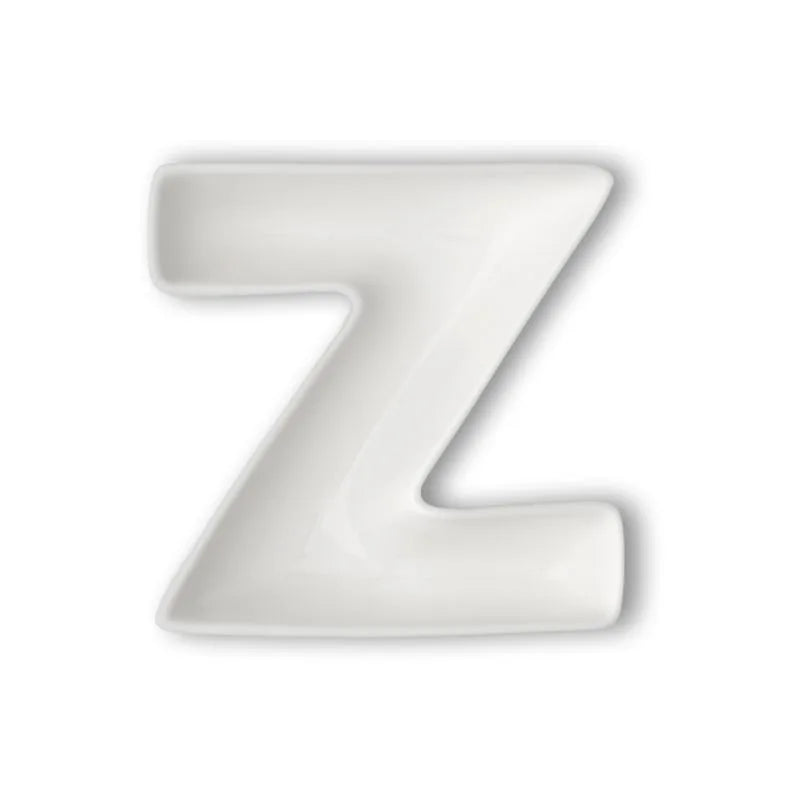 Letra 'Z' blanca de porcelana sobre fondo blanco, vista frontal.