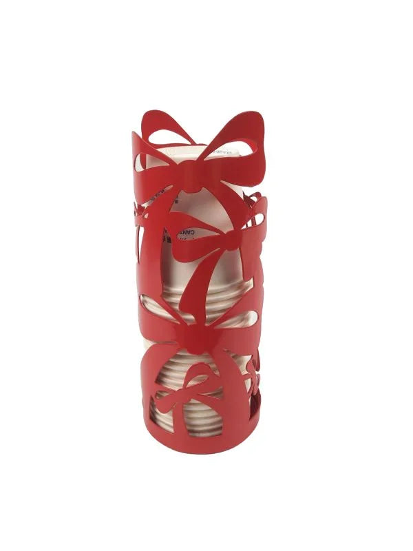 Portavasos rojos con diseño de lazo, fabricados en Italia.
