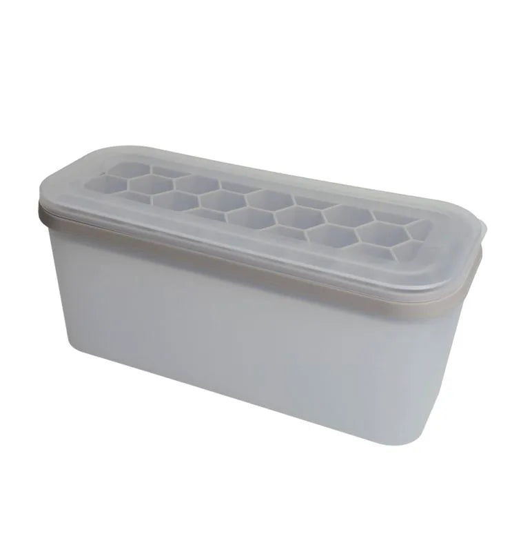 Recipiente para cubitos de hielo con tapa de silicona, mostrando su capacidad y diseño funcional.
