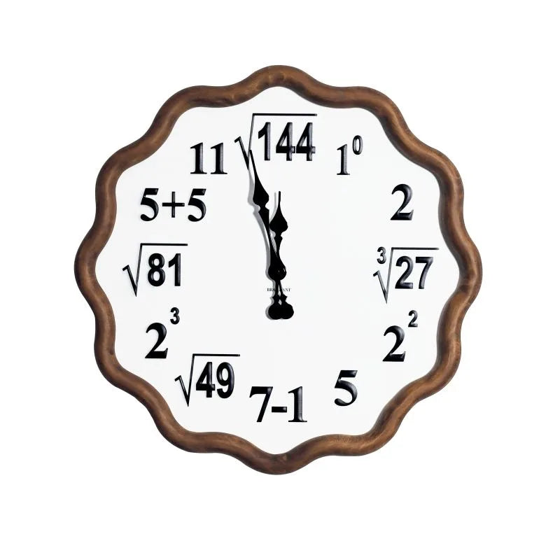 Reloj de pared Algebra con base de madera y detalles metálicos.