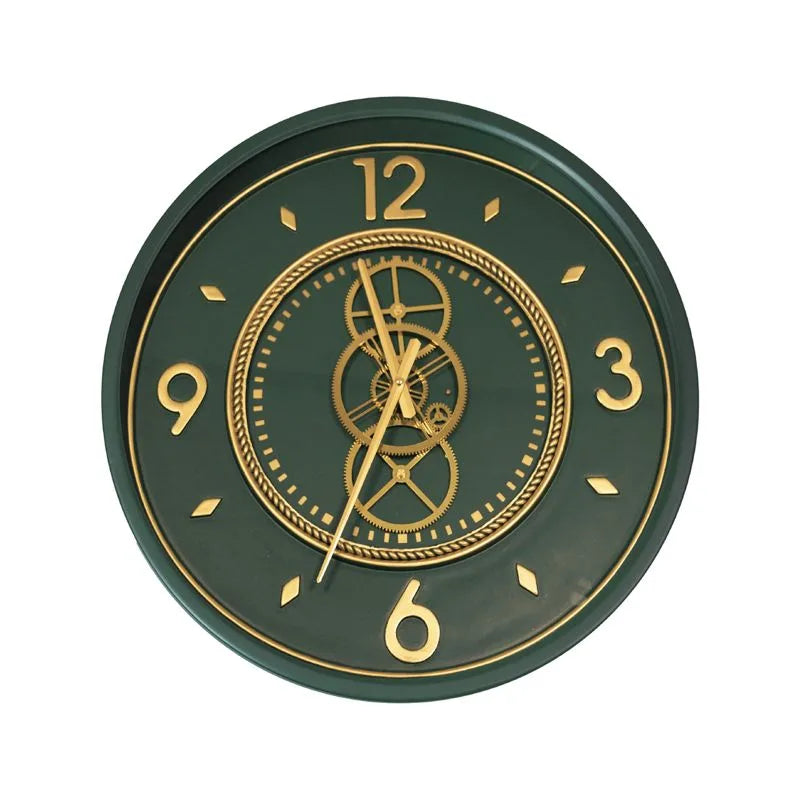 Reloj de pared redondo de metal en color verde intenso, con números romanos y manecillas negras, de 50cm de diámetro.