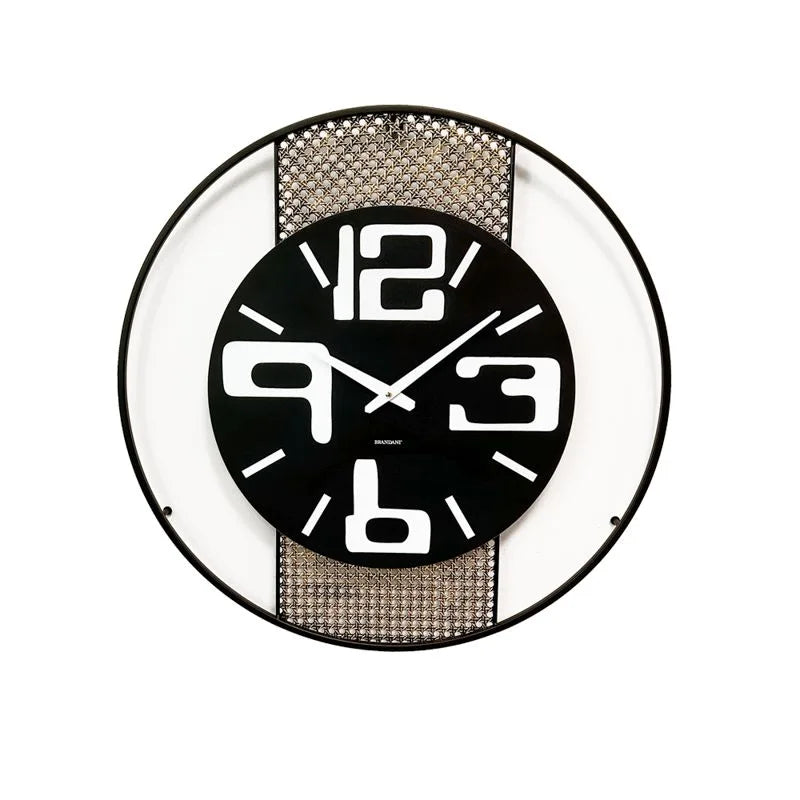 Reloj de pared Mumber con esfera metálica y detalles en madera natural.