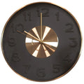Reloj de pared con esfera negra y detalles dorados, diseño moderno.