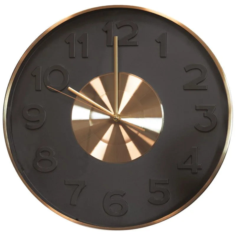 Reloj de pared con esfera negra y detalles dorados, diseño moderno.