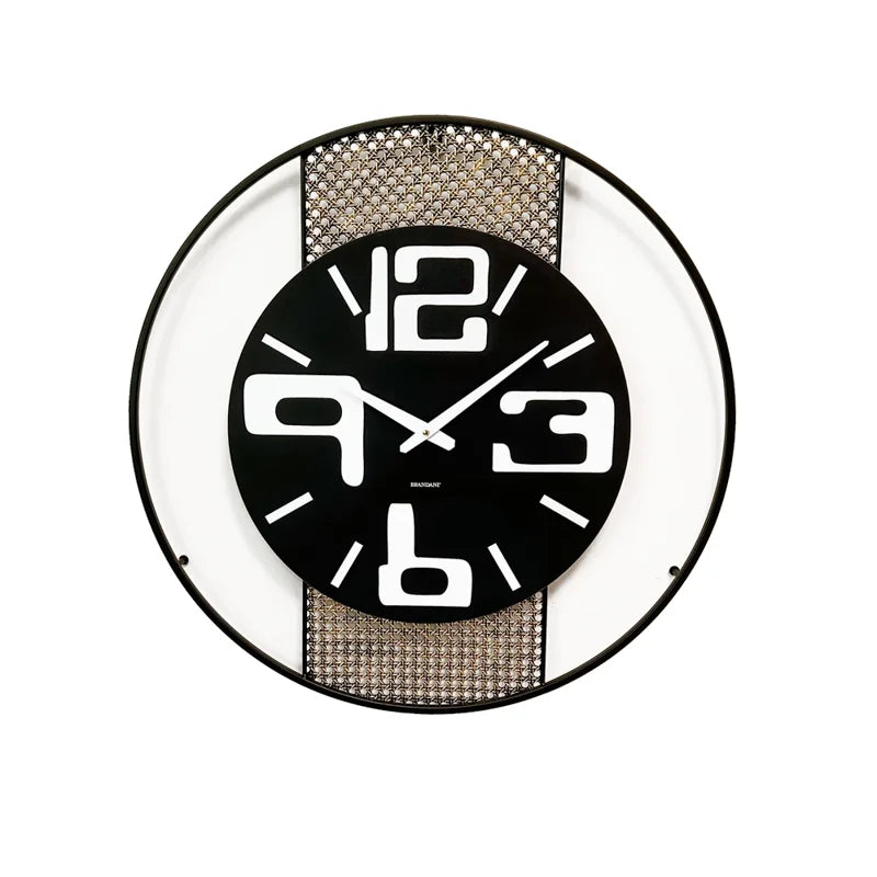 Reloj Scoubidou de Brandani, con base de madera y detalles metálicos, mostrando la hora.