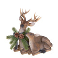Figura decorativa de un reno grande con una cría a su lado, ambas de pie, en color marrón y blanco roto. Mide 42,5 cm de.