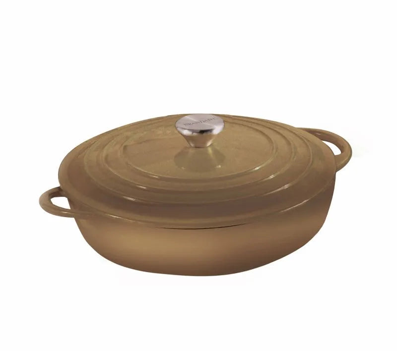 Cocotte baja de hierro fundido esmaltado en color topo, con tapa y capacidad de 5 litros.