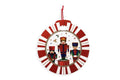 Salvamanteles redondo de cerámica blanca con diseño de 'El Cascanueces' y borde rojo, combinado con base de corcho.