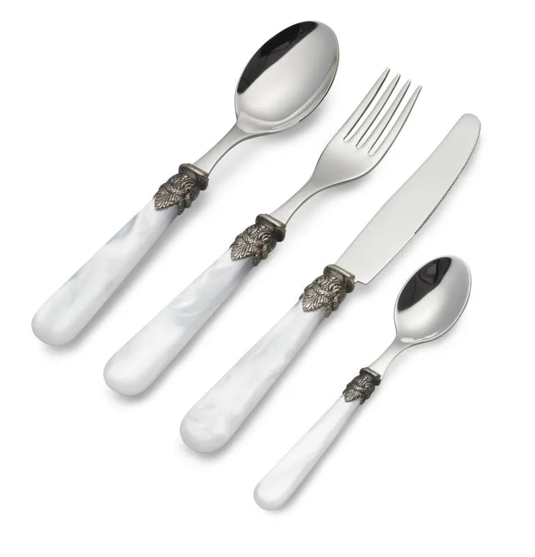 Set de 16 cubiertos "Mother of Pearl" con acabado nacarado, presentados en su empaque.