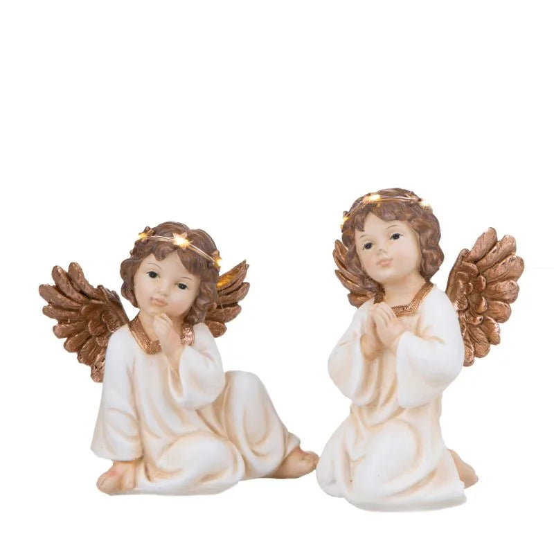 Set de 2 figuras de ángeles decorativas, cada una con detalles finos y luz LED integrada, sobre un fondo neutro.