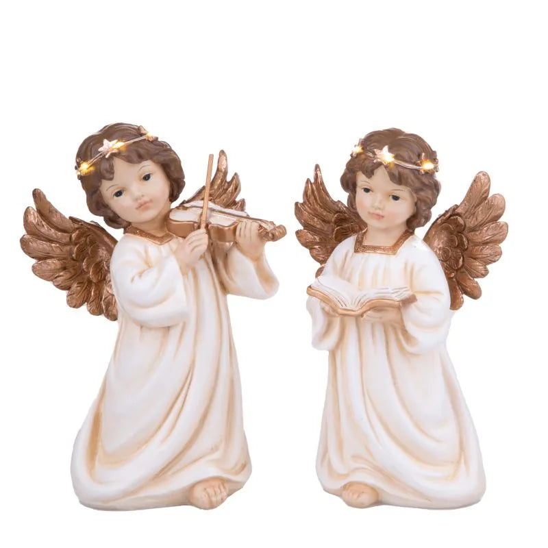 Set de dos figuras de ángeles de Navidad de cerámica blanca con detalles dorados y luz LED cálida, de pie sobre una.