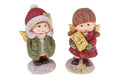 Set de 2 figuras decorativas de pareja de niños en tonos neutros, con detalles cuidados, ideal para decoración navideña.