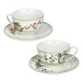 Set de 2 tazas de cerámica con diseño de la colección Wonderland, presentadas juntas.