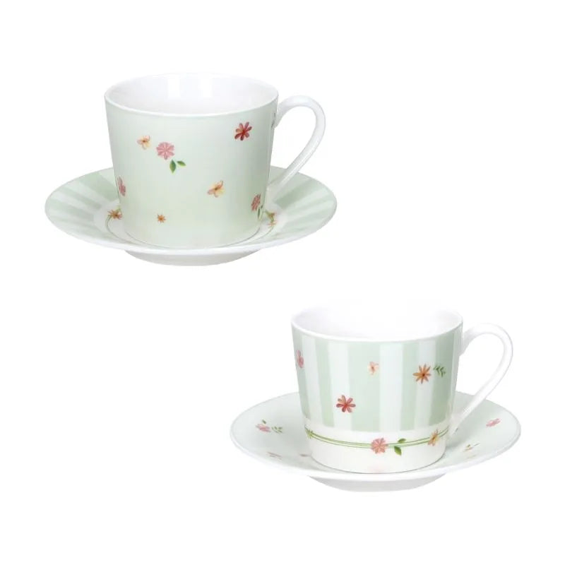 Set de dos tazas de café Brandani Polline en New Bone China color verde, con platillos a juego, sobre fondo neutro.